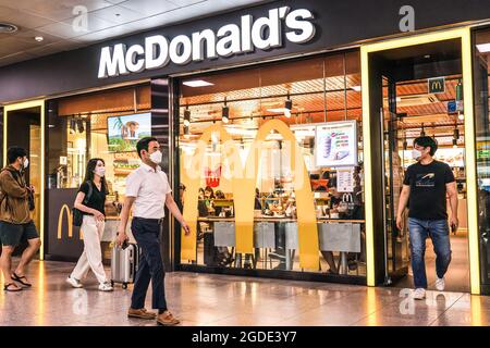 Seoul, Südkorea. August 2021. Menschen mit Gesichtsmasken als vorbeugende Maßnahme gegen die Ausbreitung des Coronavirus gehen an einem McDonald's-Restaurant im Seoul Station in Seoul vorbei. Kredit: SOPA Images Limited/Alamy Live Nachrichten Stockfoto