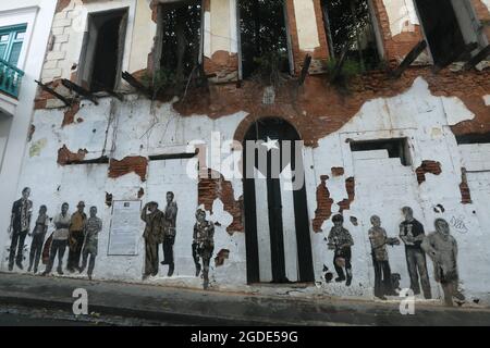 Puerto Rico Tür gemalt schwarz wie ein schützen uns ignorieren Puerto RIco während der jüngsten Finanzkrise, in der Altstadt von San Juan Stockfoto