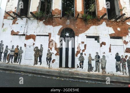 Puerto Rico Tür gemalt schwarz wie ein schützen uns ignorieren Puerto RIco während der jüngsten Finanzkrise, in der Altstadt von San Juan Stockfoto