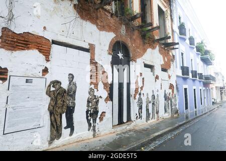 Puerto Rico Tür gemalt schwarz wie ein schützen uns ignorieren Puerto RIco während der jüngsten Finanzkrise, in der Altstadt von San Juan Stockfoto