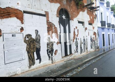 Puerto Rico Tür gemalt schwarz wie ein schützen uns ignorieren Puerto RIco während der jüngsten Finanzkrise, in der Altstadt von San Juan Stockfoto