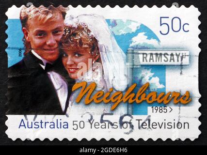 AUSTRALIEN - UM 2006: Eine in Australien gedruckte Marke zeigt Nachbarn, Television Show, 50. Jahrestag des Fernsehens in Australien, um 2006 Stockfoto