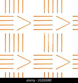 Nahtloses Muster mit orangefarbenen Bleistiften auf weißem Hintergrund. Geometriekonzept. Stockfoto