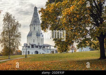 Blick auf die Himmelfahrtskirche und den architektonischen Komplex in Kolomenskoye am Herbsttag. Moskau. Russland Stockfoto