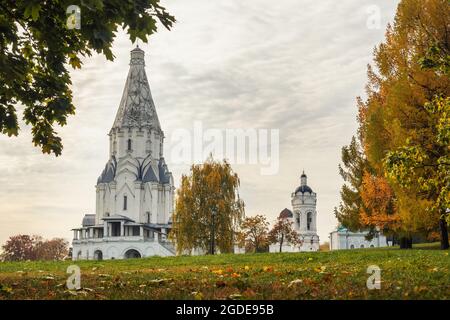 Blick auf die Himmelfahrtskirche und den architektonischen Komplex in Kolomenskoye am Herbsttag. Moskau. Russland Stockfoto