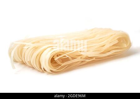 Rohe Reisnudeln isoliert auf weißem Hintergrund. Stockfoto