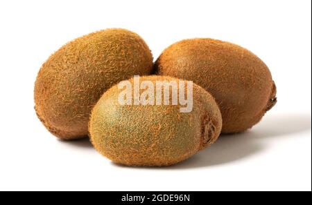 Reife ganze Kiwi-Frucht isoliert auf weißem Hintergrund. Gesundes Lifestyle-Konzept. Stockfoto