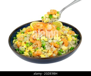 Chinesisches Königsgarnelen-Ei gebratenes Reismehl isoliert auf weißem Hintergrund Stockfoto