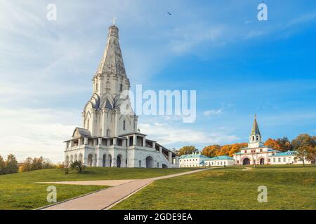 Blick auf die Himmelfahrtskirche und den architektonischen Komplex in Kolomenskoye am Herbsttag. Moskau. Russland Stockfoto
