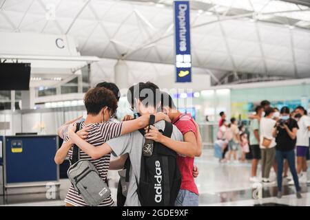 Die Menschen verabschieden sich von ihren Freunden und Familien beim Abflug vom internationalen Flughafen Hongkong. Die Regierung Hongkongs hat gesagt, dass rund neunzehntausend Hongkong aus unterschiedlichen Gründen das Land verlassen haben. Stockfoto