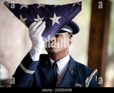Personal Sgt. William Coleman, 96. Zivilingenieursgeschwader, inspiziert eine gefaltete amerikanische Flagge während der Abschlusszeremonie der Ehrenwache der Eglin Air Force Base am 1. März 2019 auf der Eglin AFB, Florida. Rund 18 neue Airmen absolvierten den mehr als 120-stündigen Kurs. (USA Luftwaffe Foto von Samuel King Jr.) Stockfoto