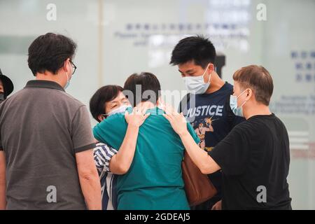 Hongkong, China. Juli 2021. Die Menschen verabschieden sich von ihren Freunden und Familien, als sie vom internationalen Flughafen Hongkong abreisen.die Regierung von Hongkong hat gesagt, dass rund neunzehntausend Hongkong aus unterschiedlichen Gründen das Land verlassen haben. (Bild: © Michael Ho Wai Lee/SOPA Images via ZUMA Press Wire) Stockfoto