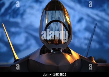 Ein Pilot des 421st Fighter Squadron des 388th Fighter Wings bereitet sich auf den Start eines F-35A Lightning II während des Nachtflugbetriebs auf der Hill Air Force Base, Utah, am 26. März 2019 vor. Für Piloten ist Nachtflug erforderlich, um ihre Kampfkünste zu schärfen. Die 388. FW ist der erste F-35A-Flügel der Luftwaffe mit Kampfcodierung. (USA Luftwaffe Foto von R. Nial Bradshaw) Stockfoto