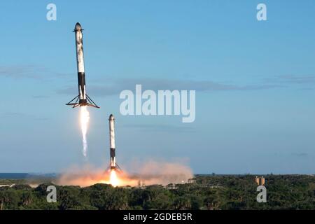 Zwei wiederverwendbare Raketenstarter landen nach dem erfolgreichen Start von SpaceX's Falcon Heavy Arabsat 6A am 12. April 2019 im Kennedy Space Center, Florida. Dies ist der zweite Start der Falcon Heavy Rakete, dem stärksten Weltraumfahrzeug, das heute fliegt. (USA Luftwaffe Foto von James Rainier) Stockfoto