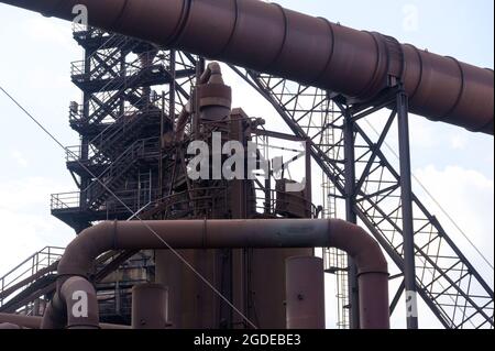 Hamburg, Deutschland. August 2021. Teile eines Hochofens auf dem Gelände eines Stahlwerks der Firma ArcelorMittal GmbH. Quelle: Jonas Walzberg/dpa/Alamy Live News Stockfoto