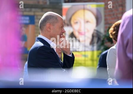 Hamburg, Deutschland. August 2021. Olaf Scholz (SPD), Bundesfinanzminister und Kanzlerkandidat der SPD, sieht bei einem Termin in der Jugendagentur für Arbeit nachdenklich aus. Quelle: Jonas Walzberg/dpa/Alamy Live News Stockfoto