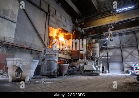 Hamburg, Deutschland. August 2021. Ein Lichtbogenofen auf dem Gelände eines Stahlwerks der Firma ArcelorMittal GmbH. Quelle: Jonas Walzberg/dpa/Alamy Live News Stockfoto