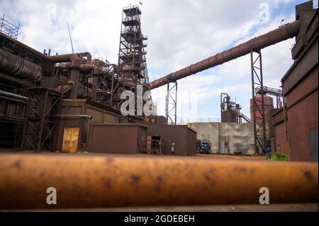 Hamburg, Deutschland. August 2021. Ein Hochofen auf dem Gelände eines Stahlwerks der Firma ArcelorMittal GmbH. Quelle: Jonas Walzberg/dpa/Alamy Live News Stockfoto