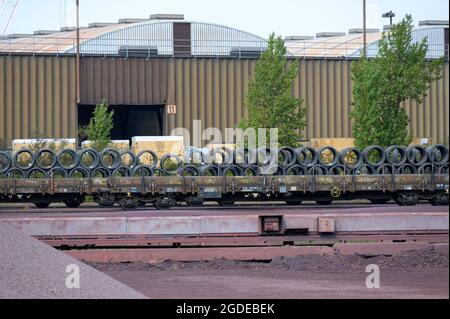 Hamburg, Deutschland. August 2021. Auf Güterwagen werden auf dem Gelände eines Stahlwerks der ArcelorMittal GmbH zahlreiche Drahtspulen gelagert. Quelle: Jonas Walzberg/dpa/Alamy Live News Stockfoto