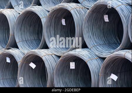 Hamburg, Deutschland. August 2021. Gestapelte Drahtspulen auf dem Gelände eines Stahlwerks der Firma ArcelorMittal GmbH. Quelle: Jonas Walzberg/dpa/Alamy Live News Stockfoto