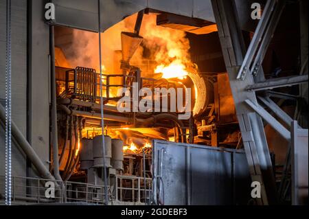 Hamburg, Deutschland. August 2021. Ein Lichtbogenofen auf dem Gelände eines Stahlwerks der Firma ArcelorMittal GmbH. Quelle: Jonas Walzberg/dpa/Alamy Live News Stockfoto