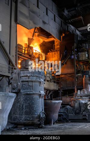 Hamburg, Deutschland. August 2021. Ein Lichtbogenofen auf dem Gelände eines Stahlwerks der Firma ArcelorMittal GmbH. Quelle: Jonas Walzberg/dpa/Alamy Live News Stockfoto