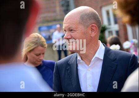 Hamburg, Deutschland. August 2021. Olaf Scholz (SPD), Bundesfinanzminister und Kanzlerkandidat der SPD, lächelt bei einem Termin bei der Jugendagentur für Arbeit. Quelle: Jonas Walzberg/dpa/Alamy Live News Stockfoto