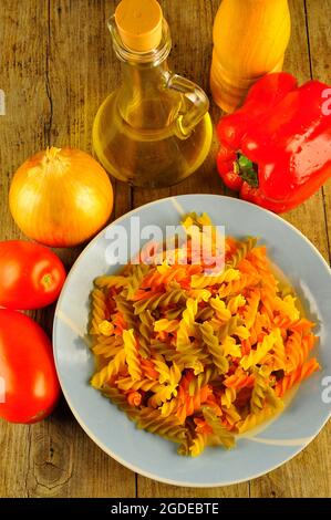 Pasta auf dem Teller, bereit, italienische Speisen zu kochen Stockfoto