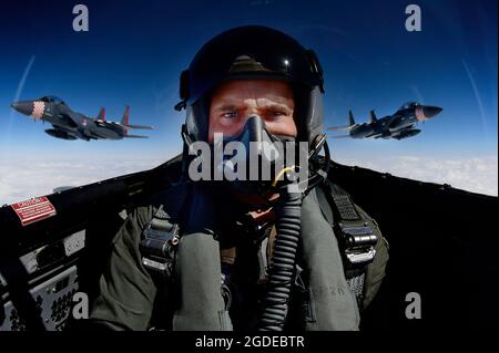 Technik. Sgt. Matthew Plew, 48th Fighter Wing Public Affairs Fotojournalist, nimmt ein Selfie auf und dokumentiert zwei F-15E Strike Eagles und einen F-15C Eagle, die Flugmanöver über Südengland durchführen, am 3. September 2019. Die 48th FW führt täglich Routinetraining durch, um sicherzustellen, dass die Einheit einzigartige Luftkampffähigkeiten in den Kampf bringt, wenn sie von den US-Luftstreitkräften in Europa-Luftstreitkräften in Afrika gefordert wird. (USA Air Force Foto von Tech. Sgt. Matthew Plew) Stockfoto