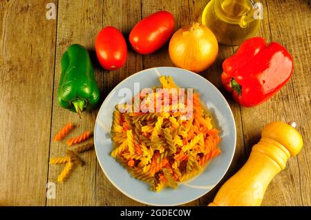 Pasta auf dem Teller, bereit, italienische Speisen zu kochen Stockfoto