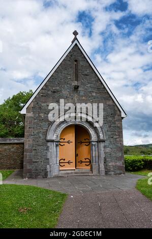 Ballingeary, Irland - 11. Juli 2021: Die Vorderseite der kleinen Kirche im Oratorium von St. Finbarr Stockfoto