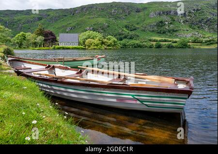 Ballingeary, Irland - 11. Juli 2021: Ruderboote auf dem See in der Nähe der kleinen Kirche am St. Finbarr's Oratory Stockfoto