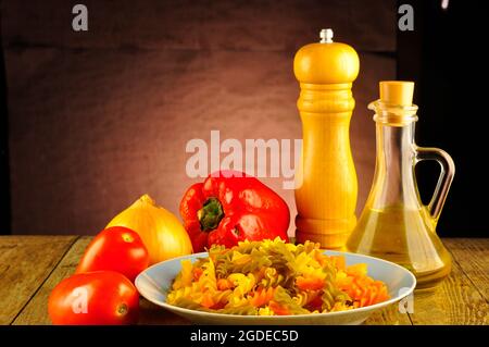 Pasta auf dem Teller, bereit, italienische Speisen zu kochen Stockfoto