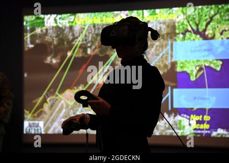 Leslie Robertson, Projektkoordinatorin von D'Iberville, nimmt an einer Virtual Reality-Demonstration für das Flugplatzmanagement Teil, die während einer Luftraum-Nachhaltigkeitstour in der Cody Hall auf der Keesler Air Force Base, Mississippi, am 23. Januar 2020, durchgeführt wurde. (USA Foto der Luftwaffe von Kemberly Groue) Stockfoto