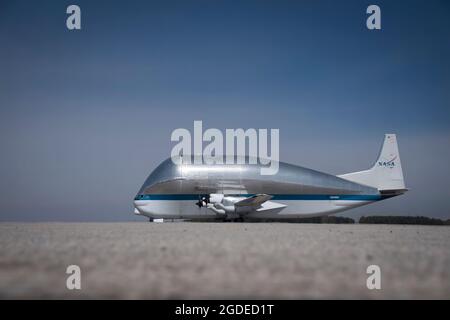 Der Super Guppy der NASA kommt am 22. März 2020 am 179. Luftlift-Flügel in Mansfield, Ohio, an. Die 179. AW unterstützt die Super Guppy beim Transport von Teilen des Orion-Weltraumprojekts, das kürzlich Tests im Glenn Research Center in Sandusky, Ohio, abgeschlossen hat. (USA Foto der Air National Guard von Tech. Sgt. Joe Harwood) Stockfoto