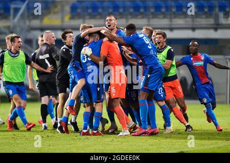 Pilsen, Tschechische Republik. August 2021. Die Spieler von Viktoria Pilsen feiern nach dem 3. Qualifikationsspiel der European Football Conference League am 12. August 202 in Pilsen, Tschechische Republik, Viktoria Pilsen gegen die Neuen Heiligen (TNS). Kredit: Miroslav Chaloupka/CTK Foto/Alamy Live Nachrichten Stockfoto