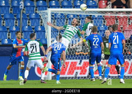 Pilsen, Tschechische Republik. August 2021. Viktoria Plzen-Spieler erzielen beim 3. Qualifikationsspiel Viktoria Plzen gegen die Neuen Heiligen (TNS) in Pilsen, Tschechische Republik, 12. August 202. Kredit: Miroslav Chaloupka/CTK Foto/Alamy Live Nachrichten Stockfoto