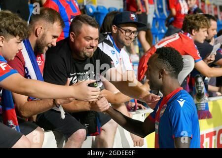 Pilsen, Tschechische Republik. August 2021. Joel Kayamba (Pilsen) begrüßt die Fans nach dem Rückspiel der 3. Qualifikationsrunde der European Football Conference League Viktoria Pilsen gegen die Neuen Heiligen (TNS) in Pilsen, Tschechische Republik, 12. August 202. Kredit: Miroslav Chaloupka/CTK Foto/Alamy Live Nachrichten Stockfoto