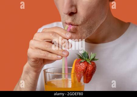 Unterer Teil des Gesichts des Mannes, der Cocktail trinkt Stockfoto