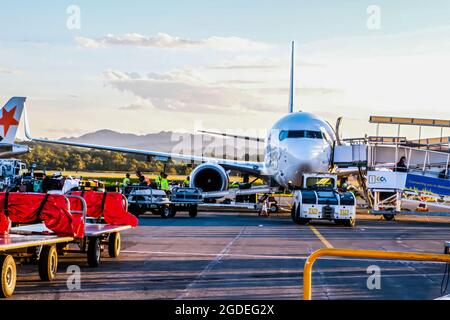 Gold Coast, Australien. Mai 2021. Ein Flugzeug, das auf einer Asphaltbahn in einem Flughafen gesehen wird, bei dem Passagiere aussteigen und das Gepäck entladen wird. (Foto: Alexander Bogatirev/SOPA Image/Sipa USA) Quelle: SIPA USA/Alamy Live News Stockfoto