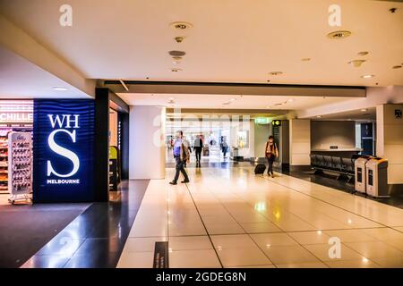 Melbourne, Australien. Mai 2021. Ein Mann geht zu einem WH Smith General Travel Store am Flughafen Melbourne. (Foto: Alexander Bogatirev/SOPA Image/Sipa USA) Quelle: SIPA USA/Alamy Live News Stockfoto