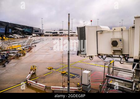 Melbourne, Australien. Mai 2021. Blick auf eine leere Flughafenhalle mit einer Andockbrücke am Inlandsterminal des Flughafens Melbourne. (Foto: Alexander Bogatirev/SOPA Image/Sipa USA) Quelle: SIPA USA/Alamy Live News Stockfoto