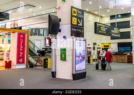 Melbourne, Australien. Mai 2021. Blick auf ein Inlandsterminal am Flughafen Melbourne mit Chocolate Box Store im Hintergrund. (Foto: Alexander Bogatirev/SOPA Image/Sipa USA) Quelle: SIPA USA/Alamy Live News Stockfoto