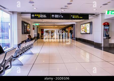 Melbourne, Australien. Mai 2021. Am Inlandsterminal des Flughafens Melbourne sind nur wenige Reisende zu sehen. (Foto: Alexander Bogatirev/SOPA Image/Sipa USA) Quelle: SIPA USA/Alamy Live News Stockfoto