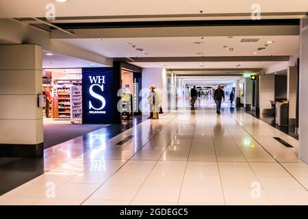 Melbourne, Australien. Mai 2021. Am Inlandsterminal des Flughafens Melbourne sind nur wenige Reisende zu sehen. (Foto: Alexander Bogatirev/SOPA Image/Sipa USA) Quelle: SIPA USA/Alamy Live News Stockfoto