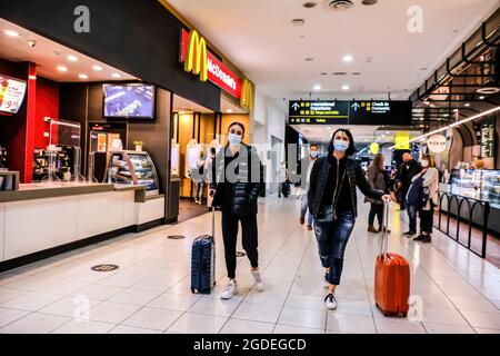 Melbourne, Australien. Mai 2021. Passagiere mit Koffern gehen durch einen Food Court am Flughafen Melbourne, Inlandsterminal. (Foto: Alexander Bogatirev/SOPA Image/Sipa USA) Quelle: SIPA USA/Alamy Live News Stockfoto