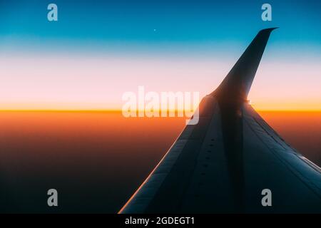 Nahansicht Des Flugzeuges. Flugzeug Am Sunset Sky. Blick Vom Flugzeugfenster Auf Die Flughöhe. Reise- Und Transportkonzept Stockfoto