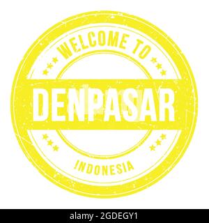 WILLKOMMEN IN DENPASAR - INDONESIEN, Worte geschrieben auf gelber runder Münzmarke Stockfoto