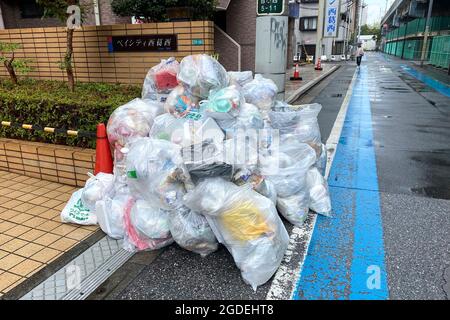 Tokio, Japan. August 2021. Taschen voller Plastikmüll sind am Straßenrand, Müll, Quelle: dpa/Alamy Live News Stockfoto