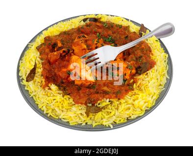 Indisches Chicken Jalfrezi-Gericht mit duftendem Pilau-Reis, isoliert auf weißem Hintergrund Stockfoto